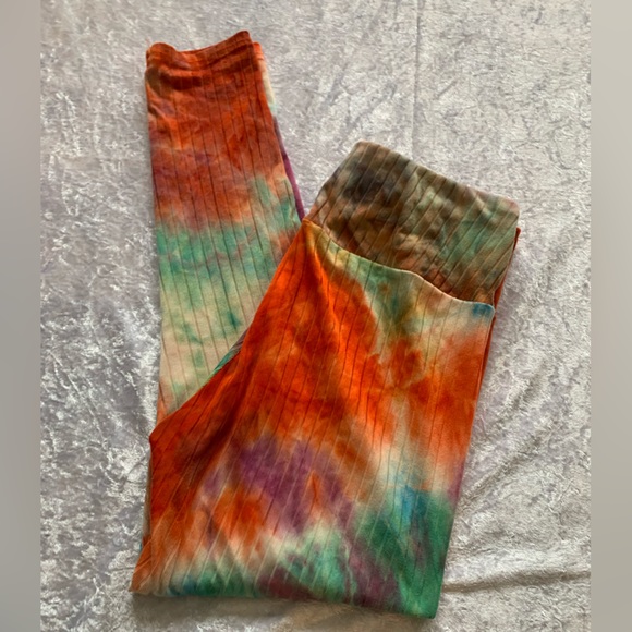 The best tie dye yoga pants ever. Vivid tiedye made out of polyester Spandex - Picture 2 of 4